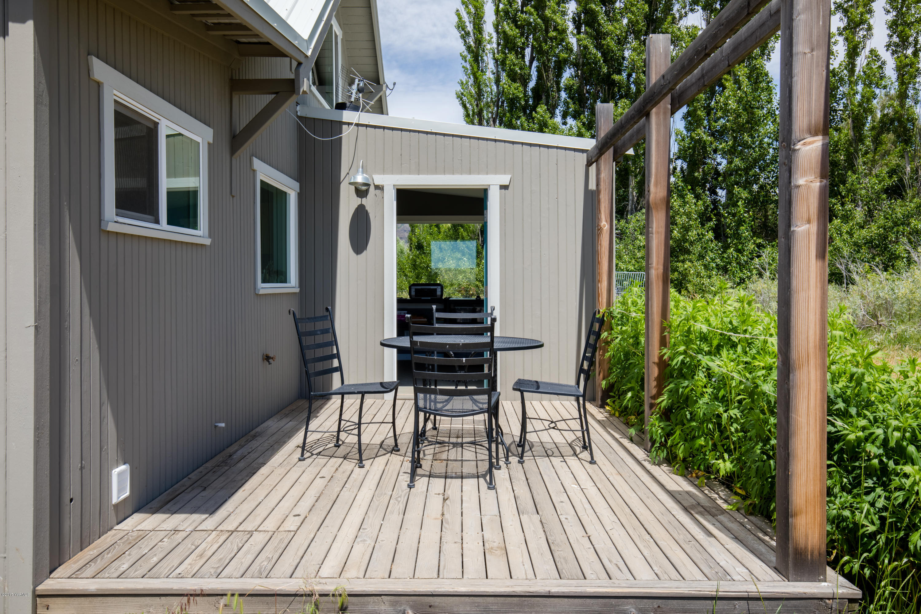 1091 Beffa Road Tieton, WA 98947 - Photo 24 of 34 a balcony view with a seating space