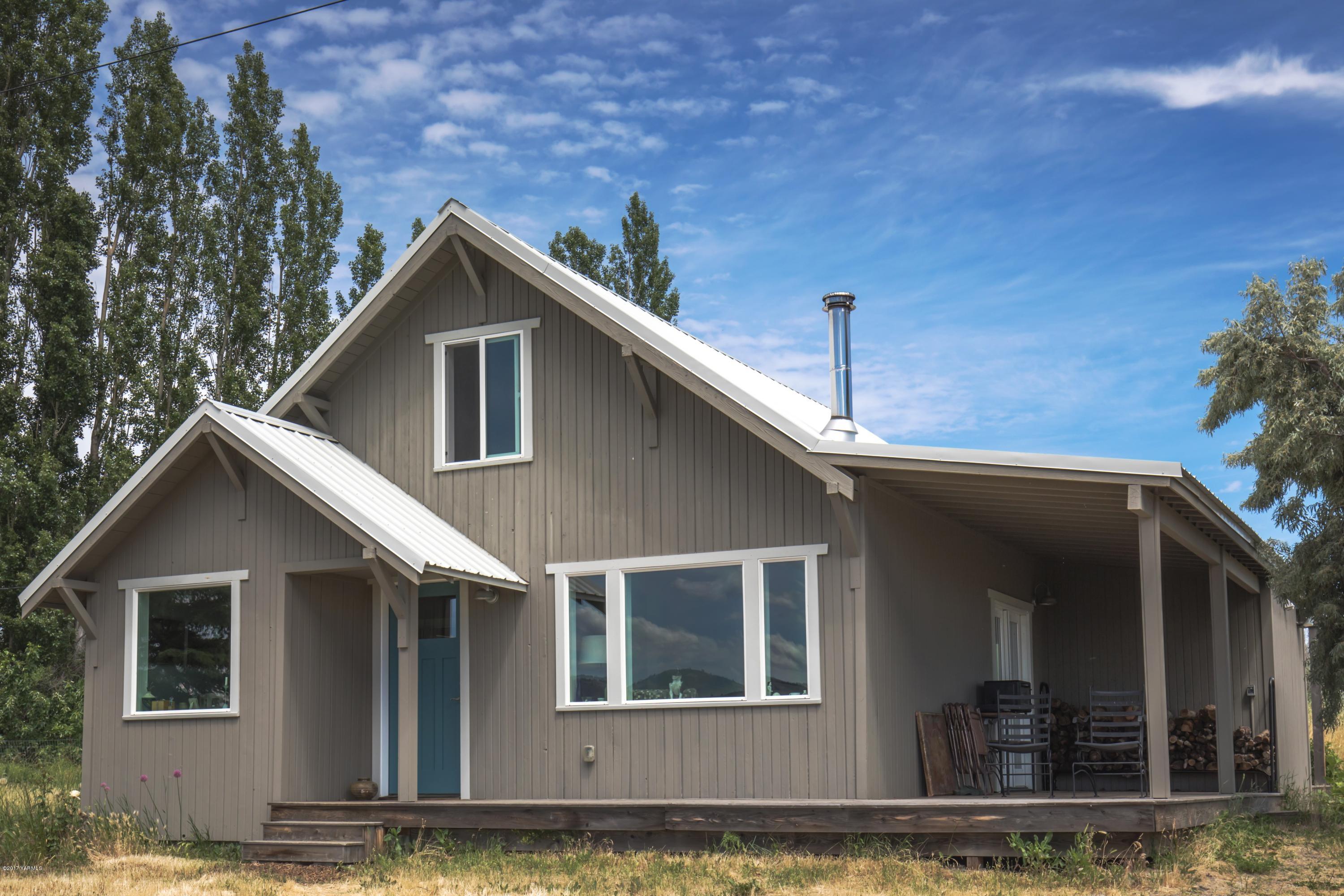 1091 Beffa Road Tieton, WA 98947 - Photo 26 of 34 a house view with a outdoor space