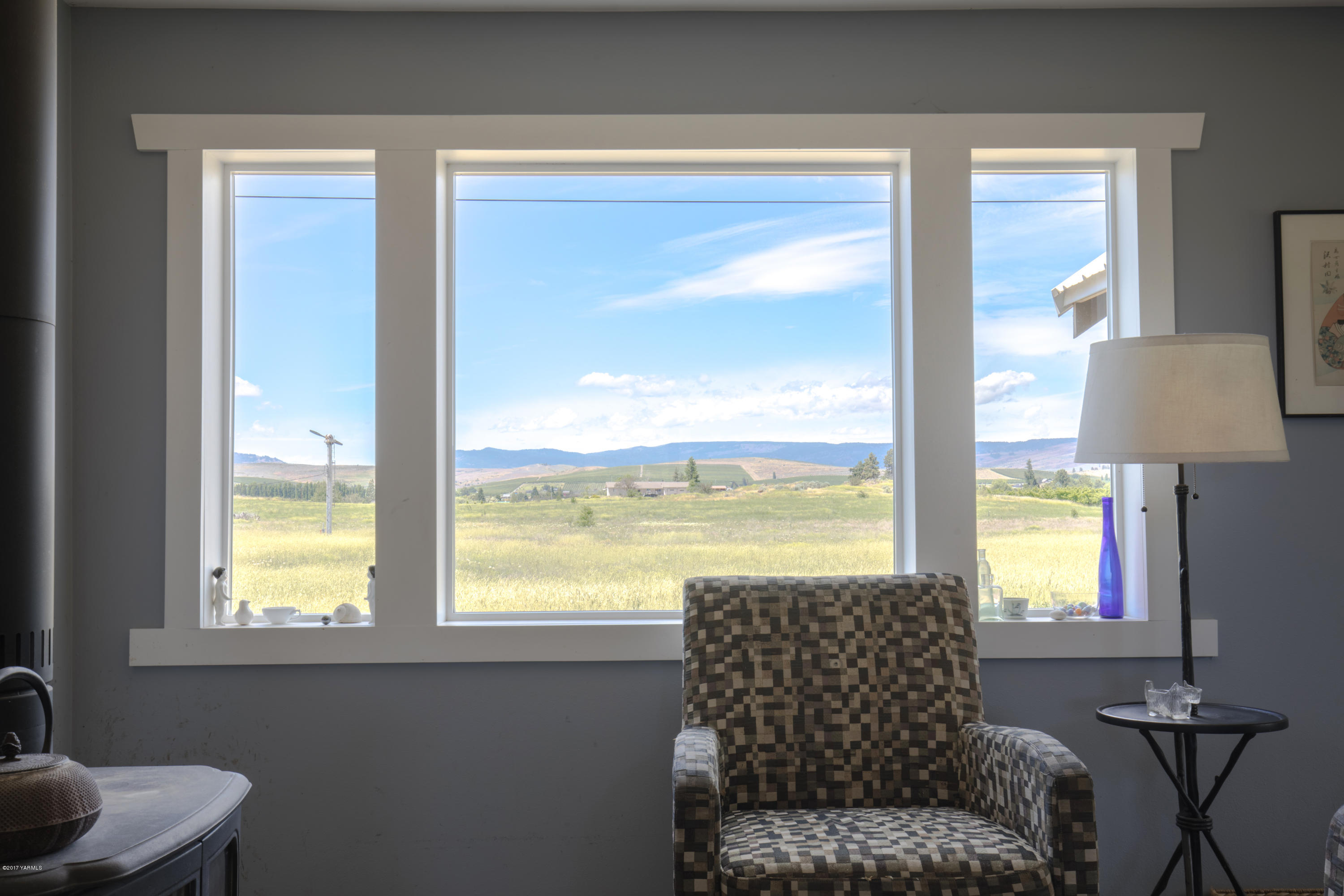 1091 Beffa Road Tieton, WA 98947 - Photo 29 of 34 a living room with furniture and a window