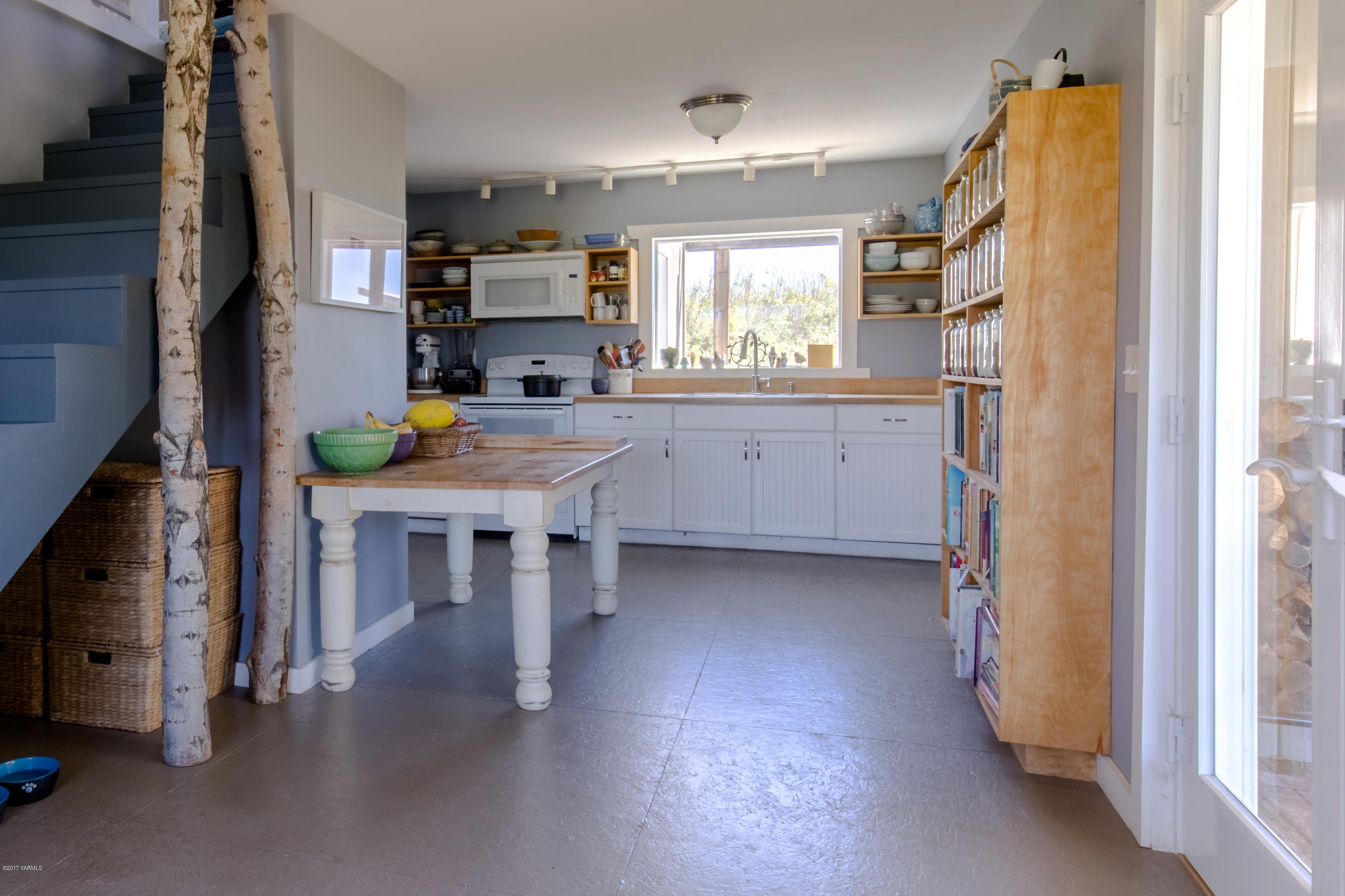 1091 Beffa Road Tieton, WA 98947 - Photo 5 of 34 a open kitchen with stainless steel appliances granite countertop a refrigerator and a stove