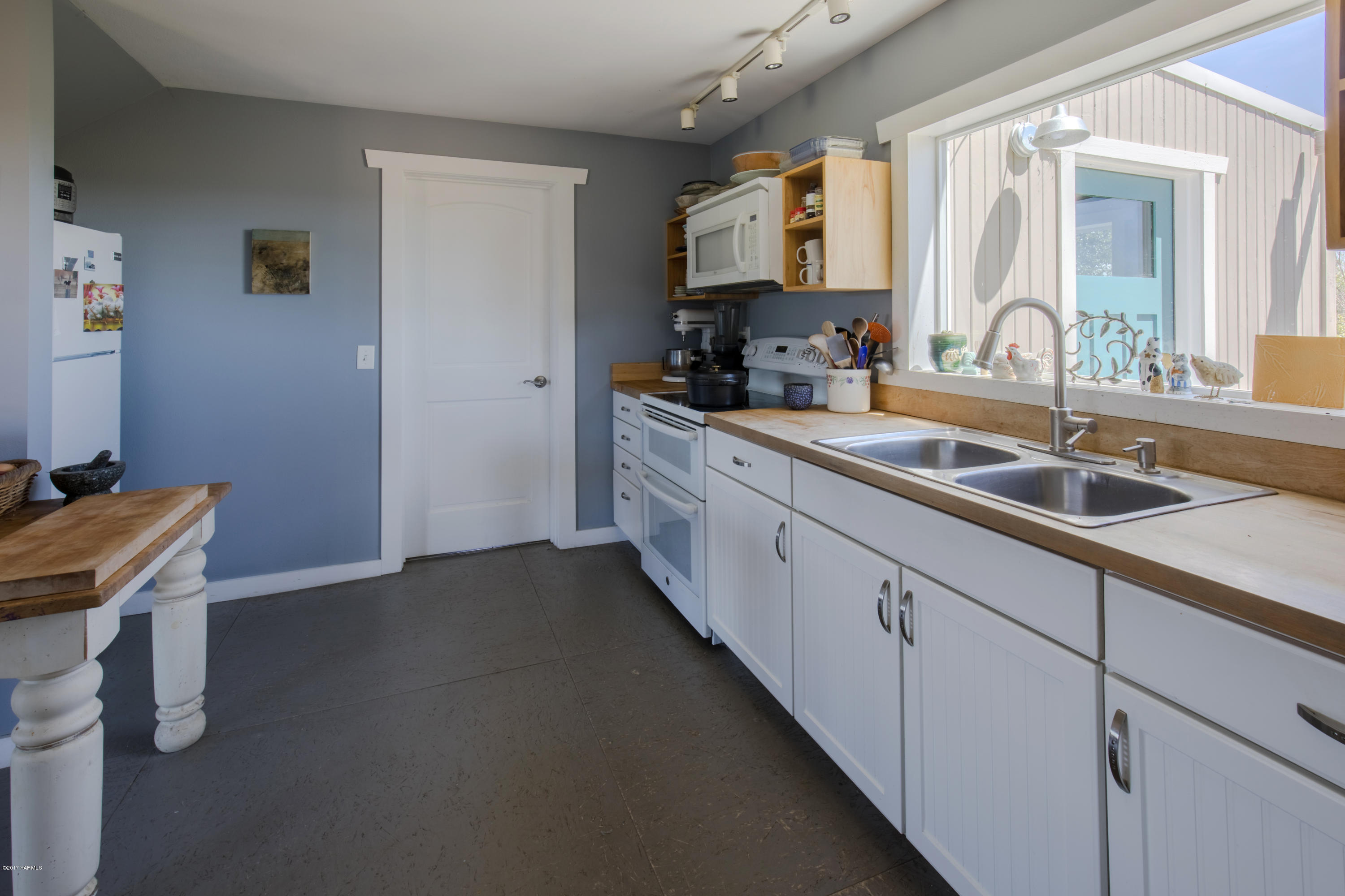 1091 Beffa Road Tieton, WA 98947 - Photo 7 of 34 a kitchen with a sink cabinets and a window