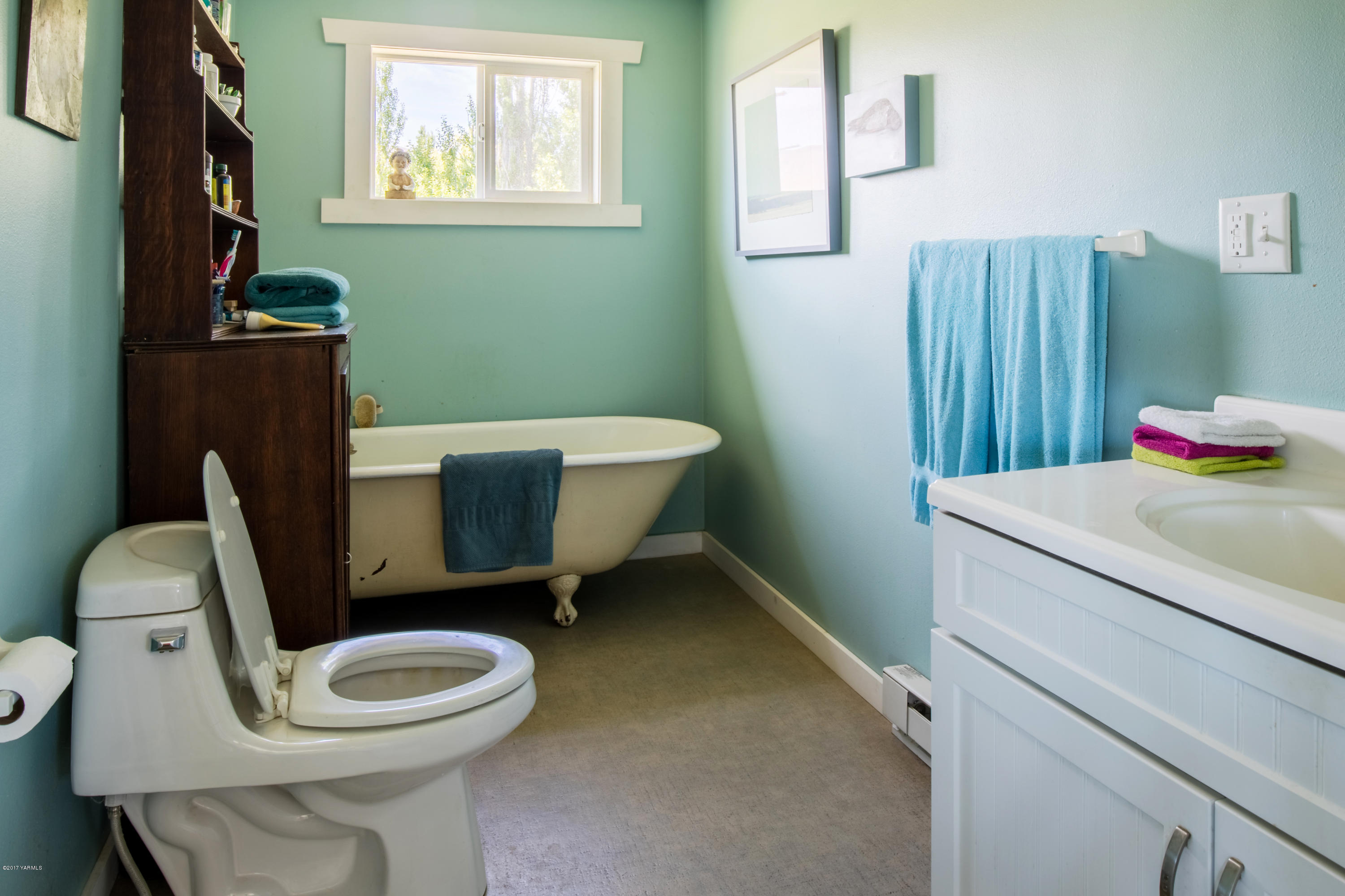 1091 Beffa Road Tieton, WA 98947 - Photo 8 of 34 a bathroom with a toilet and a sink