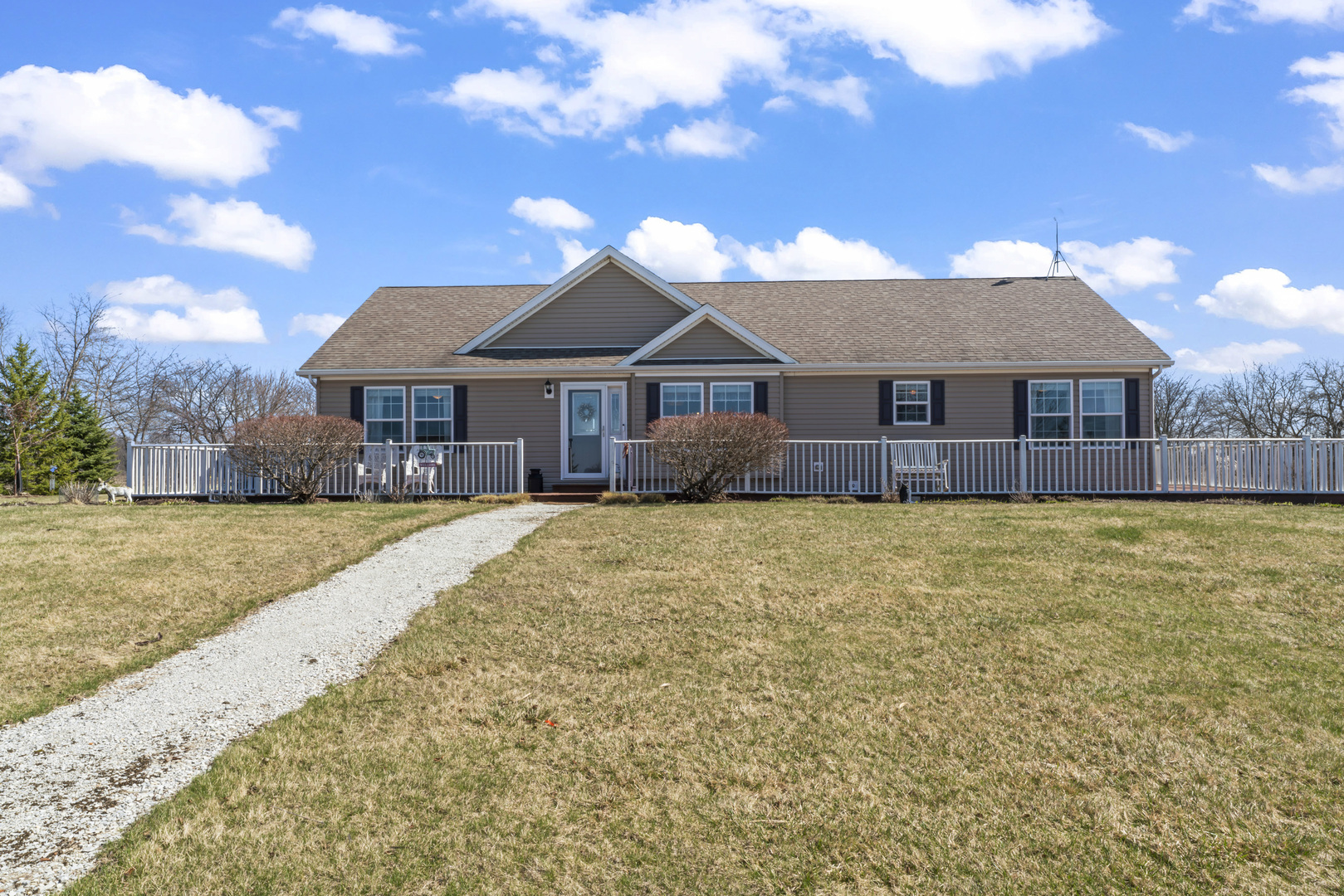 3015 North 1600 East Road Clifton, IL 60927 - Photo 2 of 46 a front view of a house with a garden
