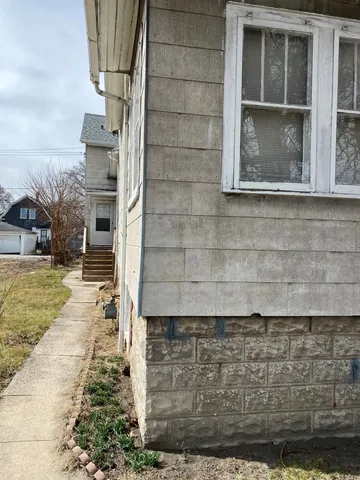 a view of a entrance of the house