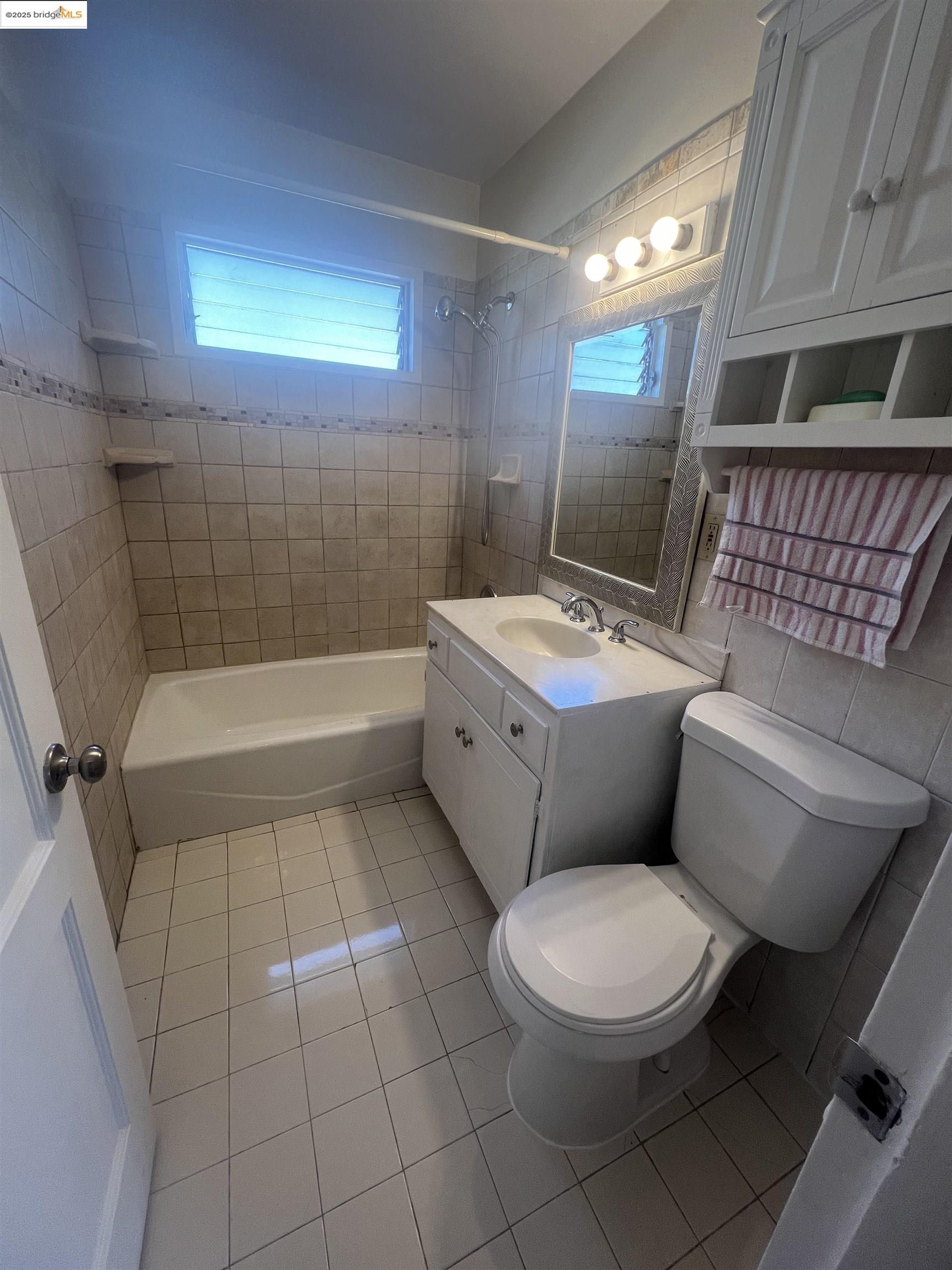 2923 Devon Way San Pablo, CA 94806 - Photo 9 of 11 a bathroom with a toilet a sink and bathtub