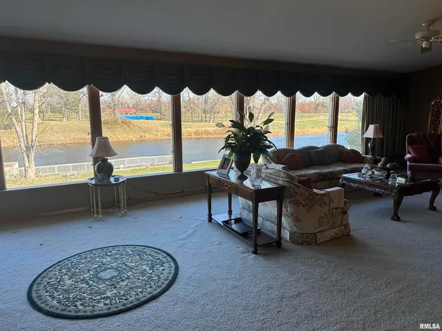 $299,500 | 944 South Lake Drive, Du Quoin, IL 62832