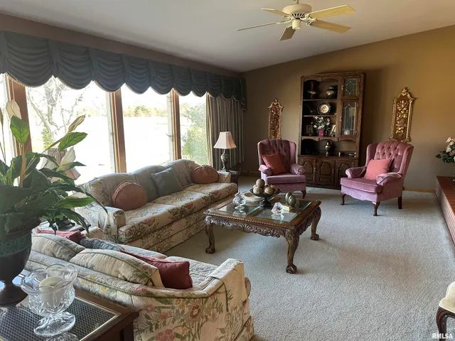 $299,500 | 944 South Lake Drive, Du Quoin, IL 62832
