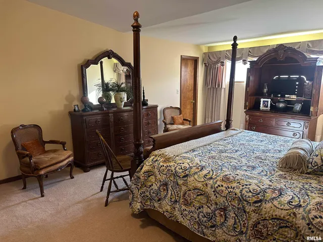 $299,500 | 944 South Lake Drive, Du Quoin, IL 62832