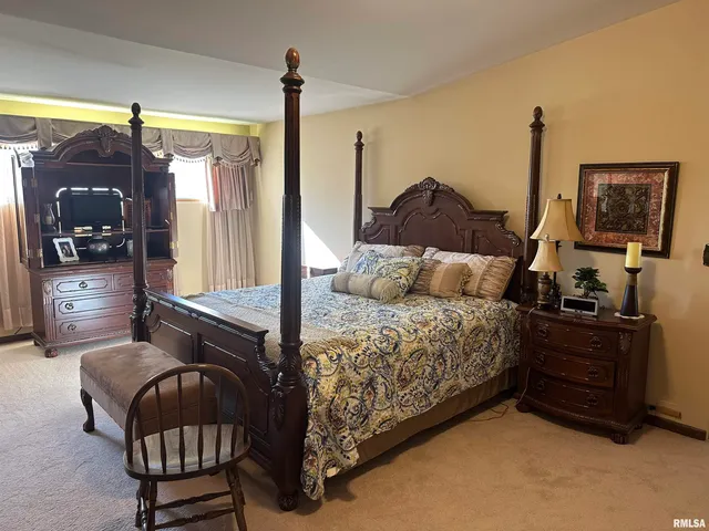 $299,500 | 944 South Lake Drive, Du Quoin, IL 62832