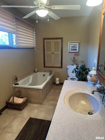 $299,500 | 944 South Lake Drive, Du Quoin, IL 62832