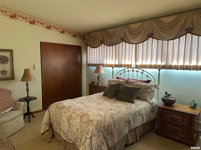 $299,500 | 944 South Lake Drive, Du Quoin, IL 62832