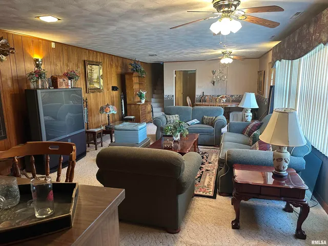 $299,500 | 944 South Lake Drive, Du Quoin, IL 62832