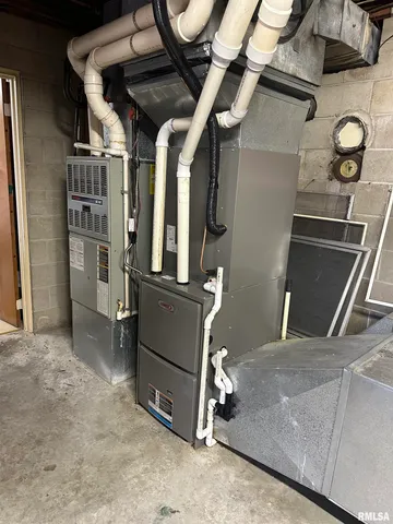 $299,500 | 944 South Lake Drive, Du Quoin, IL 62832