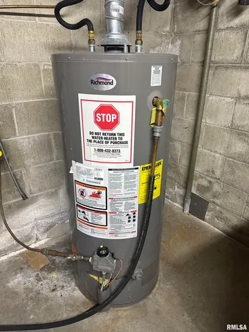 $299,500 | 944 South Lake Drive, Du Quoin, IL 62832