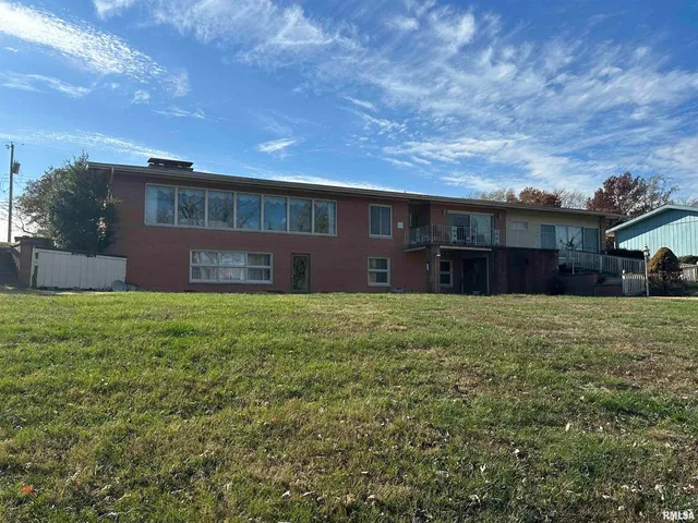 $299,500 | 944 South Lake Drive, Du Quoin, IL 62832