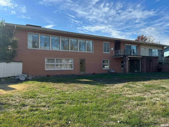 $299,500 | 944 South Lake Drive, Du Quoin, IL 62832