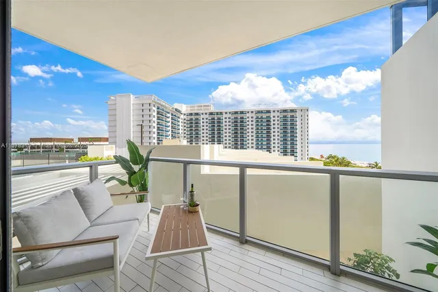 $28,500 | 2201 Collins Avenue, Unit 811, Miami Beach, FL 33139