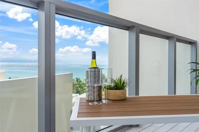 $28,500 | 2201 Collins Avenue, Unit 811, Miami Beach, FL 33139