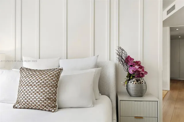 $28,500 | 2201 Collins Avenue, Unit 811, Miami Beach, FL 33139