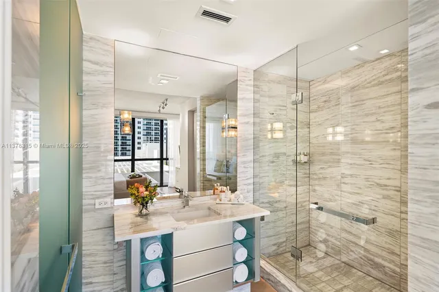 $28,500 | 2201 Collins Avenue, Unit 811, Miami Beach, FL 33139