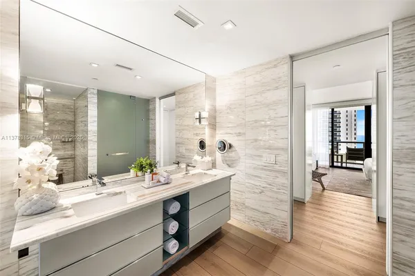 $14,250 | 2201 Collins Avenue, Unit 811, Miami Beach, FL 33139