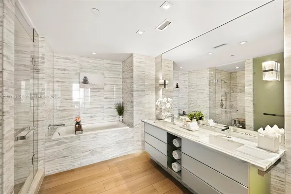 $14,250 | 2201 Collins Avenue, Unit 811, Miami Beach, FL 33139