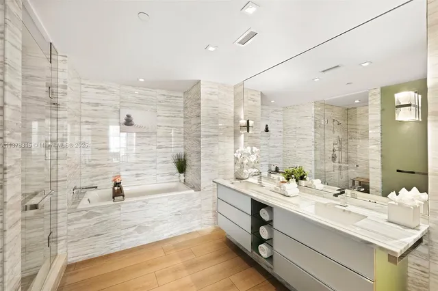 $28,500 | 2201 Collins Avenue, Unit 811, Miami Beach, FL 33139