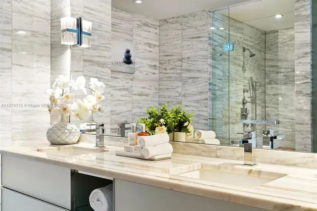 $28,500 | 2201 Collins Avenue, Unit 811, Miami Beach, FL 33139