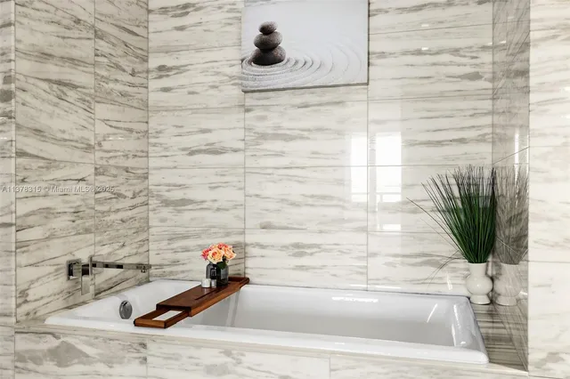 $28,500 | 2201 Collins Avenue, Unit 811, Miami Beach, FL 33139