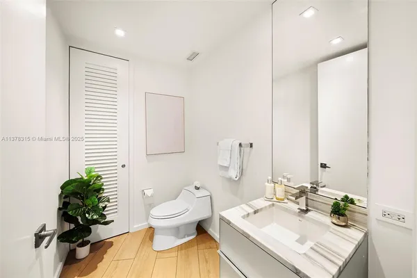 $14,250 | 2201 Collins Avenue, Unit 811, Miami Beach, FL 33139