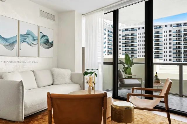 $28,500 | 2201 Collins Avenue, Unit 811, Miami Beach, FL 33139