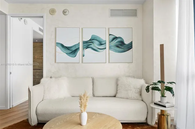 $28,500 | 2201 Collins Avenue, Unit 811, Miami Beach, FL 33139