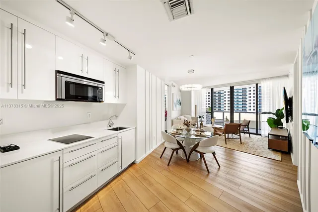 $28,500 | 2201 Collins Avenue, Unit 811, Miami Beach, FL 33139