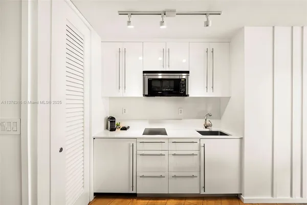 $14,250 | 2201 Collins Avenue, Unit 811, Miami Beach, FL 33139