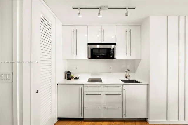 $28,500 | 2201 Collins Avenue, Unit 811, Miami Beach, FL 33139