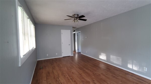 401 South Kenmore Road Indianapolis, IN 46219 - Photo 3 of 17 Gallery Image 3