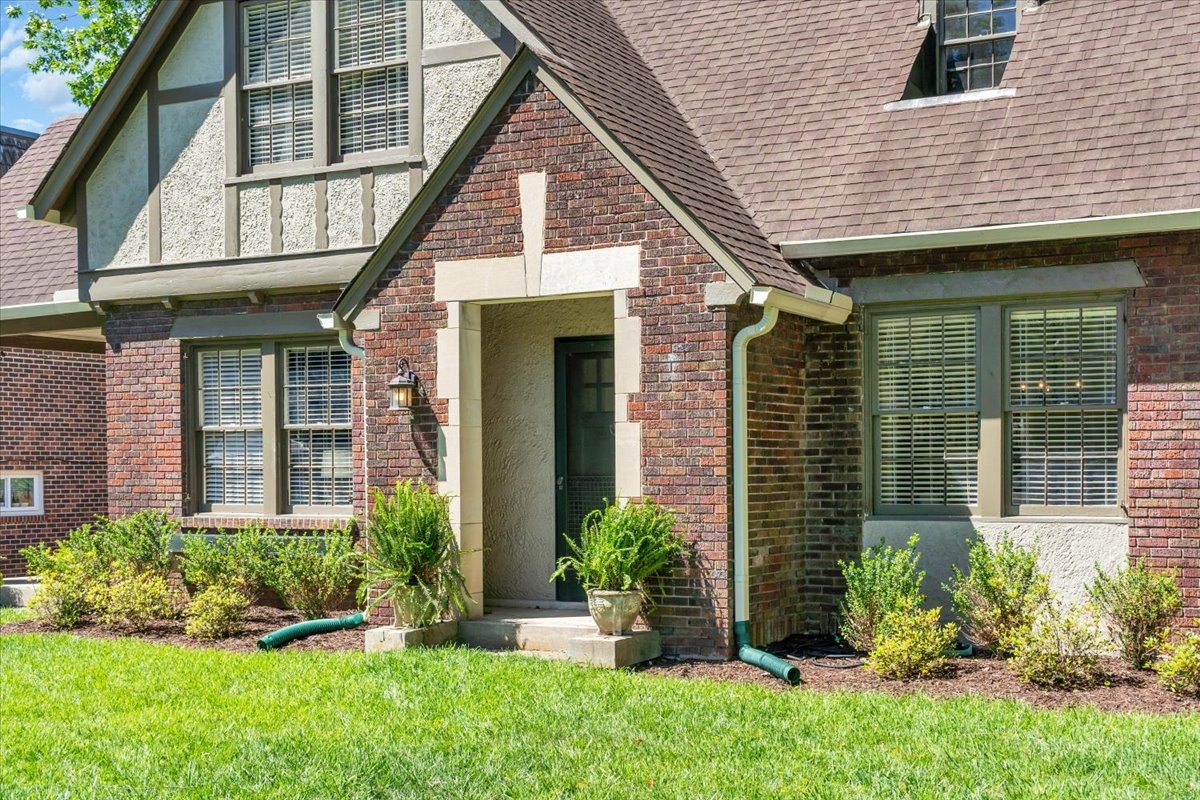 115 Cherokee Road Nashville, TN 37205 - Photo 3 of 63