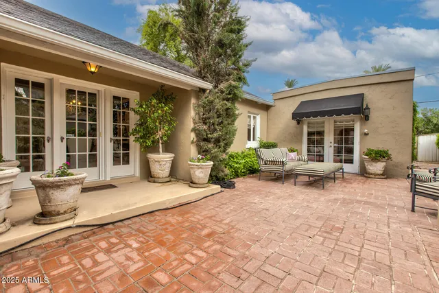 a view of a house with backyard and sitting area