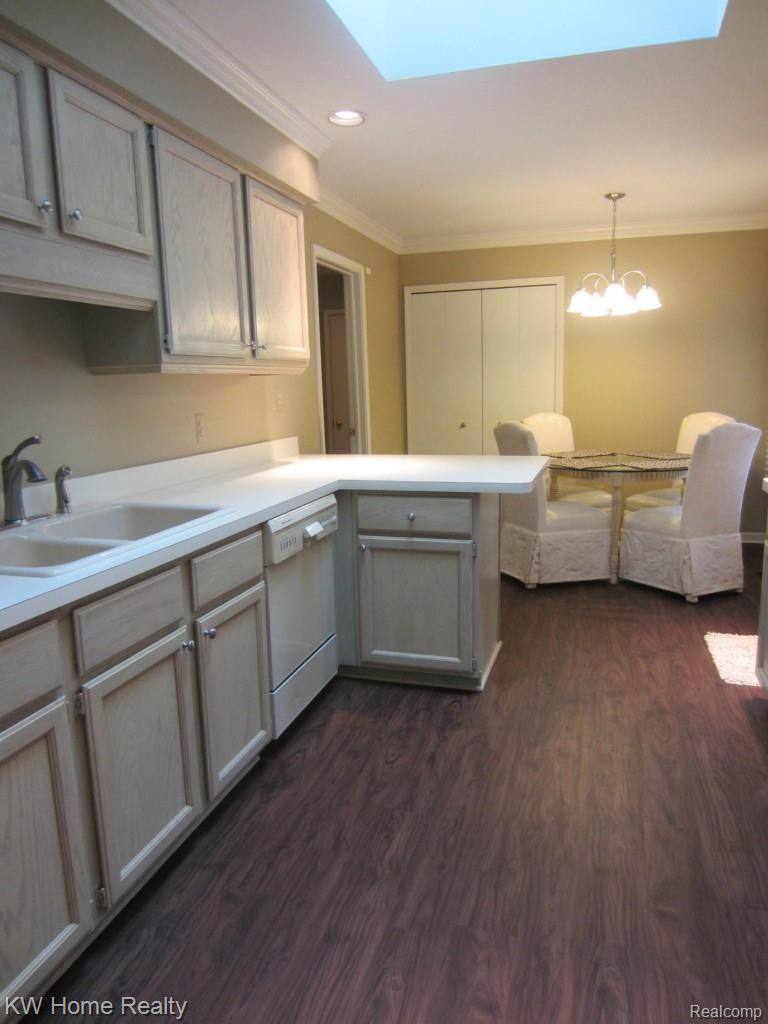2210 London Bridge Drive, Unit 7 Rochester, MI 48307 - Photo 5 of 21 LONDON-KITCHEN-VIEW3.jpg