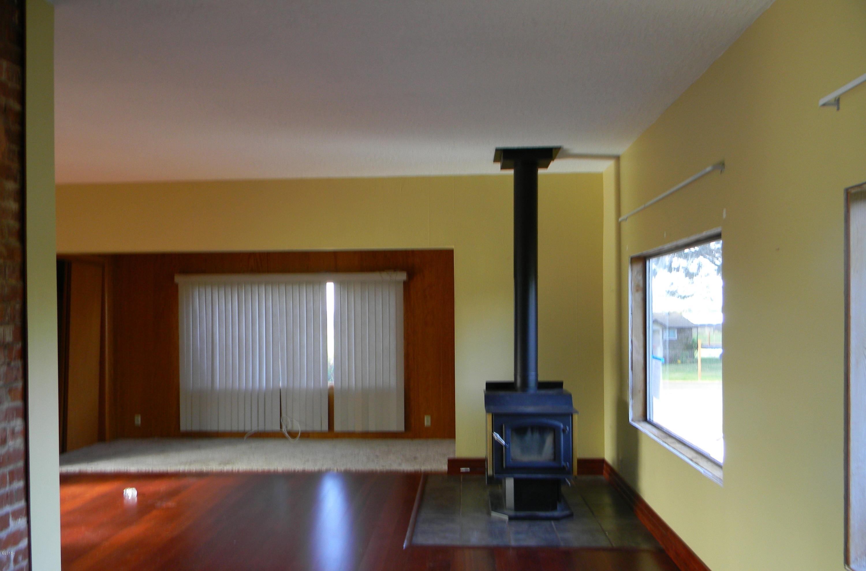 7190 Alderbrook Road Tillamook, OR 97141 - Photo 4 of 11 Living room