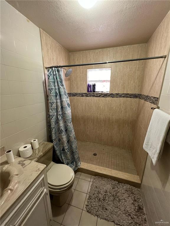 2824 Hawk Street Roma, TX 78584 - Photo 7 of 16 a bathroom with a toilet sink and shower