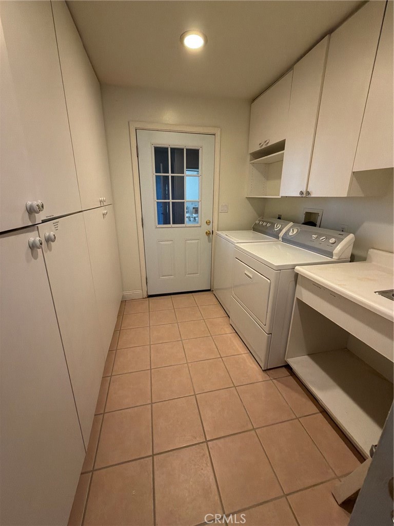 48628 Adeline Way Morongo Valley, CA 92256 - Photo 18 of 26 a room with a washing machine a sink a rug and a window