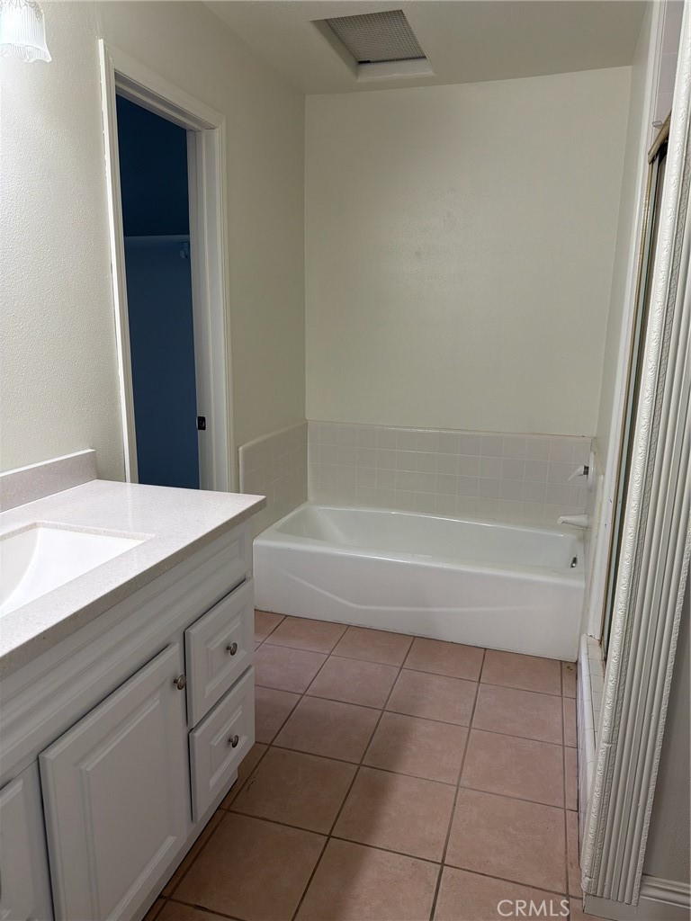 48628 Adeline Way Morongo Valley, CA 92256 - Photo 19 of 26 a bathroom with a bathtub and a sink