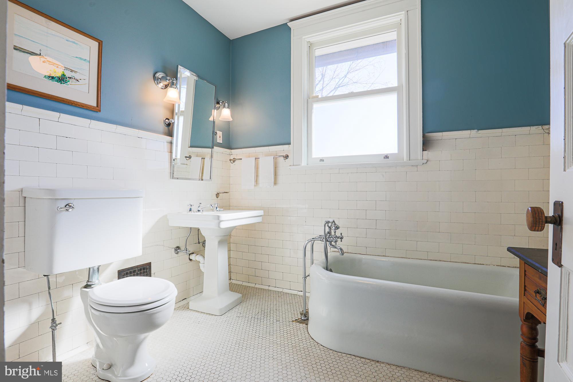 101 Woodlawn Road Baltimore, MD 21210 - Photo 36 of 92 First floor full bathroom