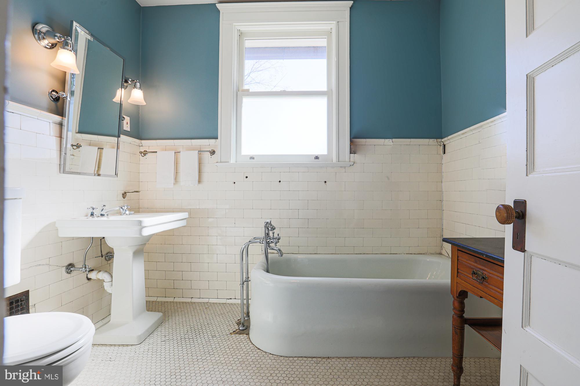 101 Woodlawn Road Baltimore, MD 21210 - Photo 37 of 92 First floor full bathroom