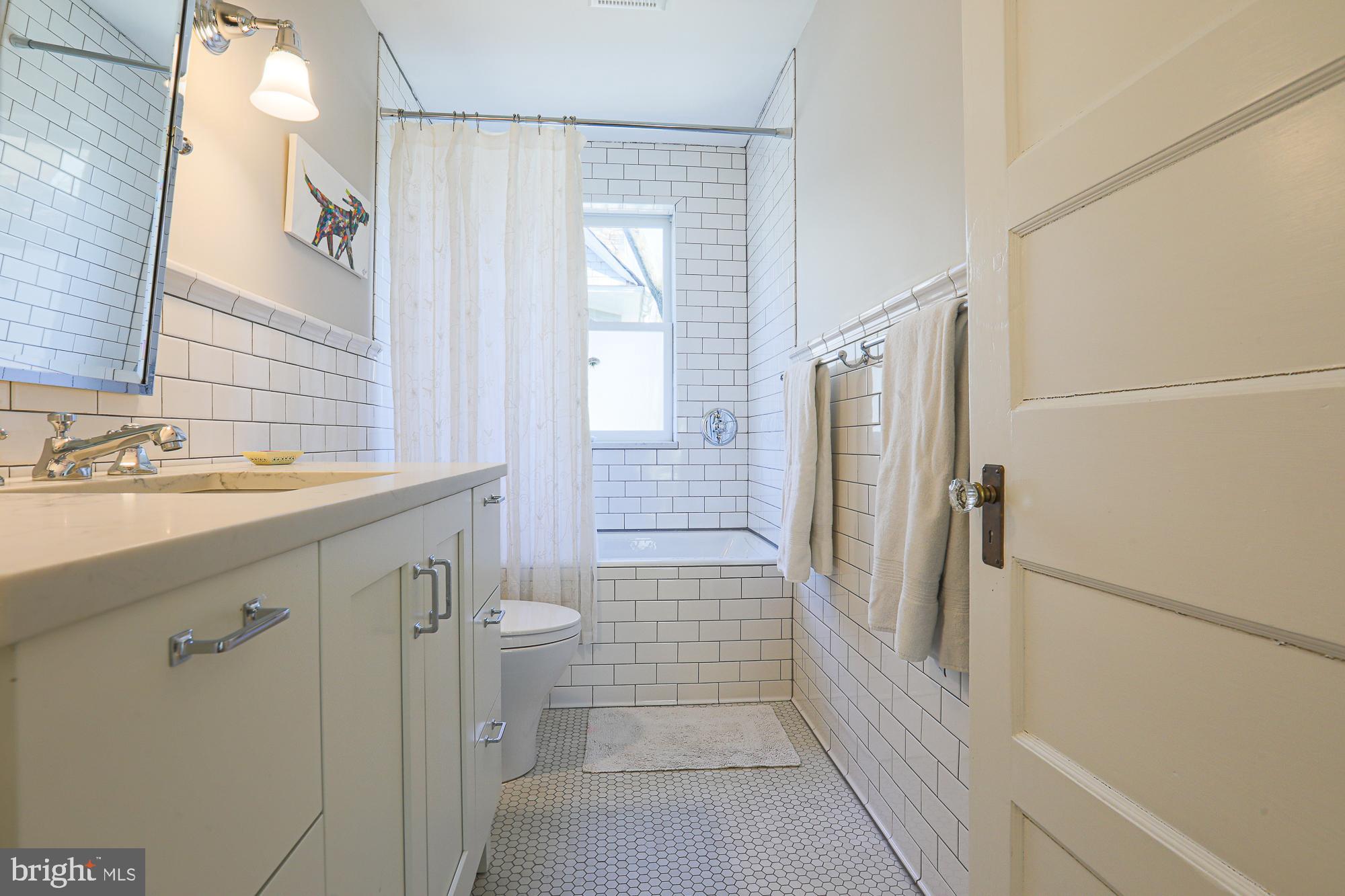 101 Woodlawn Road Baltimore, MD 21210 - Photo 60 of 92 Pretty second floor hall bathroom