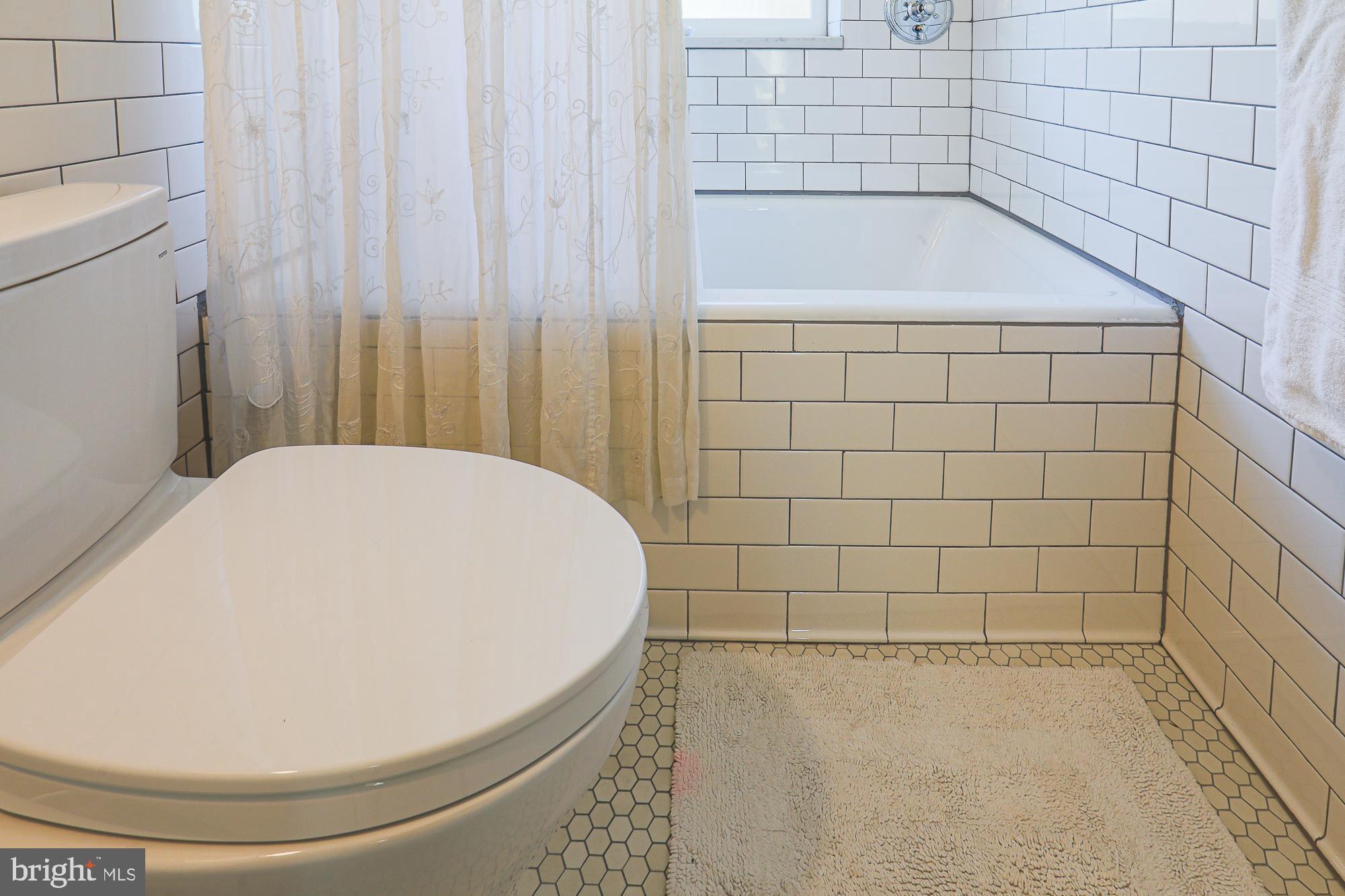101 Woodlawn Road Baltimore, MD 21210 - Photo 61 of 92 Pretty second floor hall bathroom