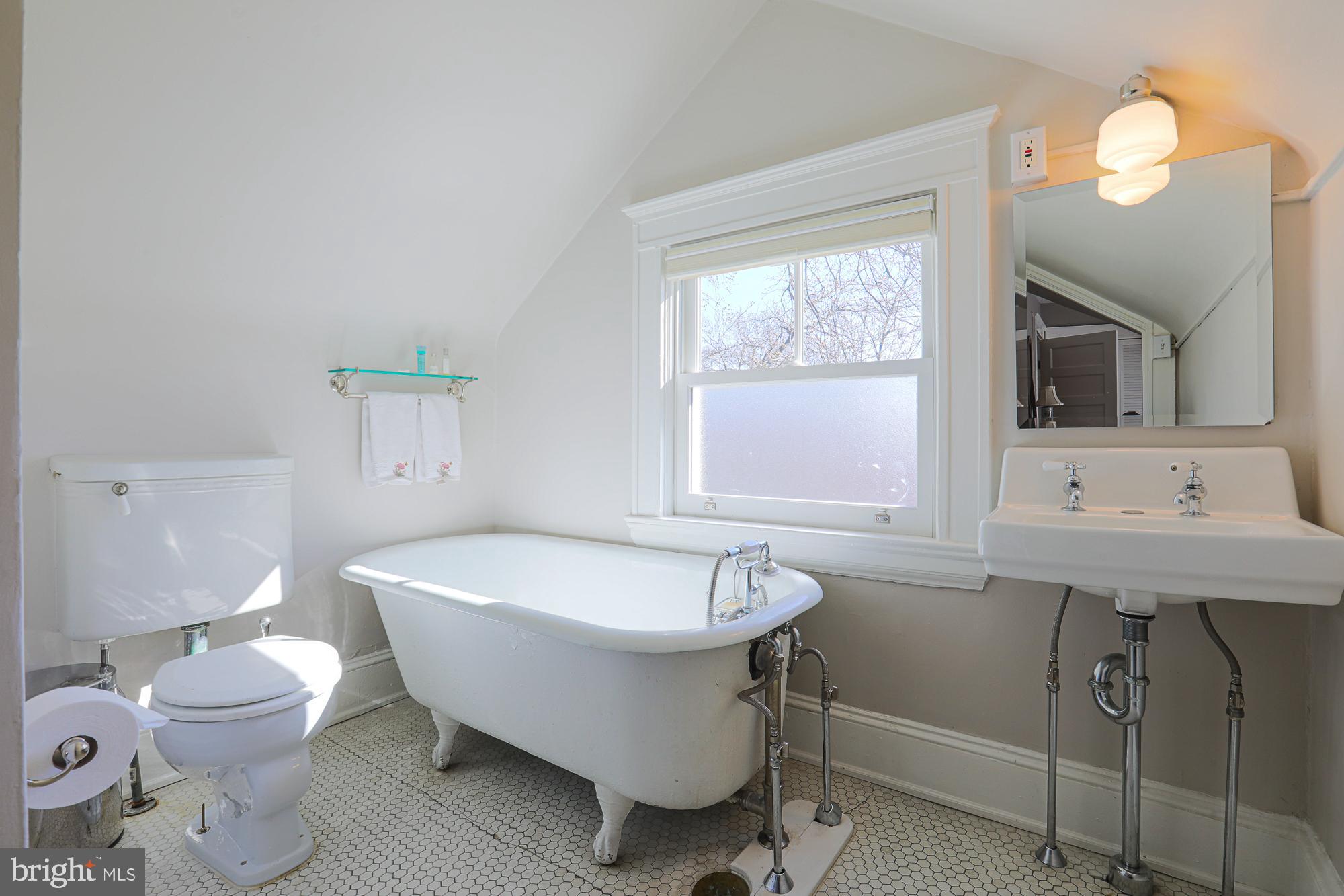 101 Woodlawn Road Baltimore, MD 21210 - Photo 65 of 92 Fourth bedroom bathroom with original clawfoot tub