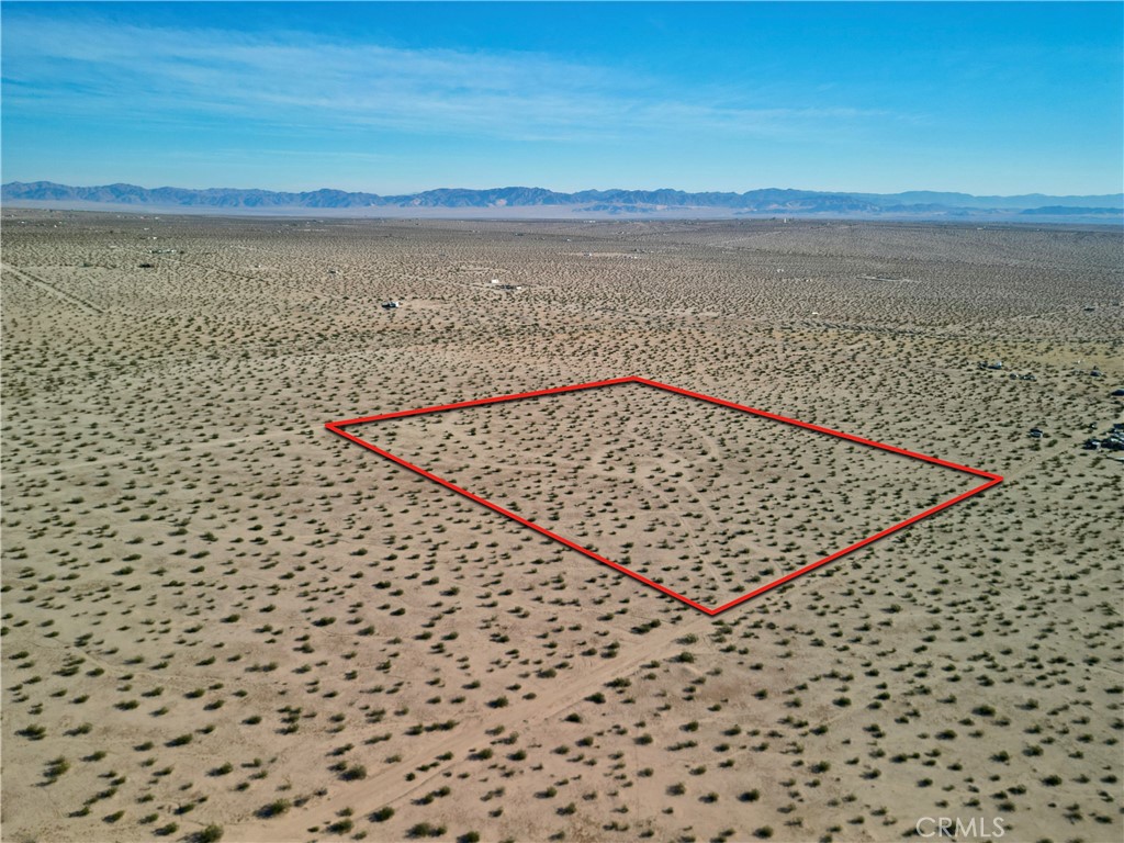 63305 Rainier Road Joshua Tree, CA 92252 - Photo 5 of 20 a view of wooden floor