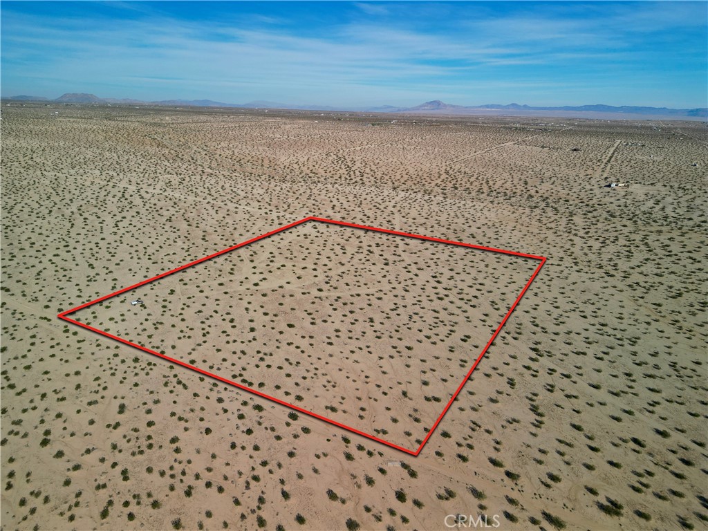 63305 Rainier Road Joshua Tree, CA 92252 - Photo 7 of 20 a view of wooden floor